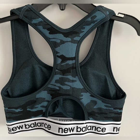 New Balance Medium Impact Secure Fit & Feel Stretch Seamless Sports Bra - Picture 2 of 9